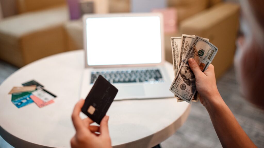 gestionarea-banilor-numerar-versus-banca