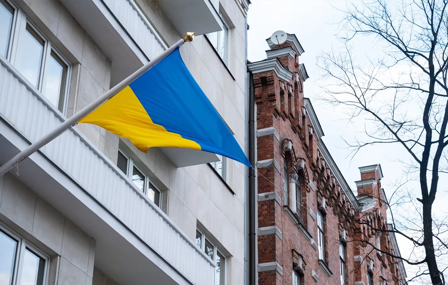 Украинцы в Польше: Посольство Украины в Польше и экстренные номера в этой стране