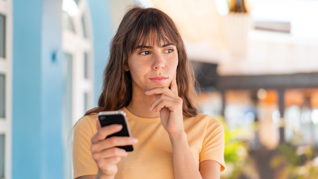 Прострочений паспорт за кордоном: що робити?