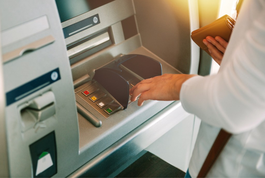 Retragere numerar Revolut fără card: este posibil și ce alternative ai la bancomat