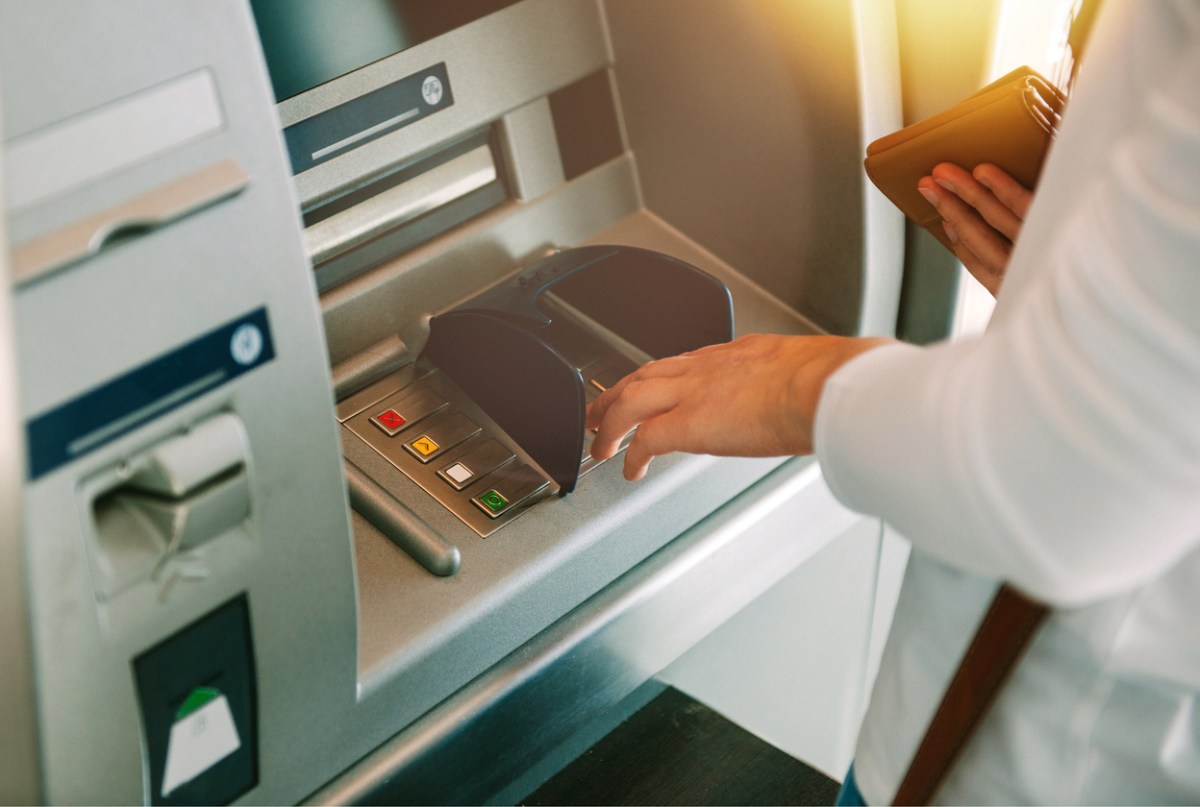 Retragere numerar Revolut fără card: este posibil și ce alternative ai la bancomat
