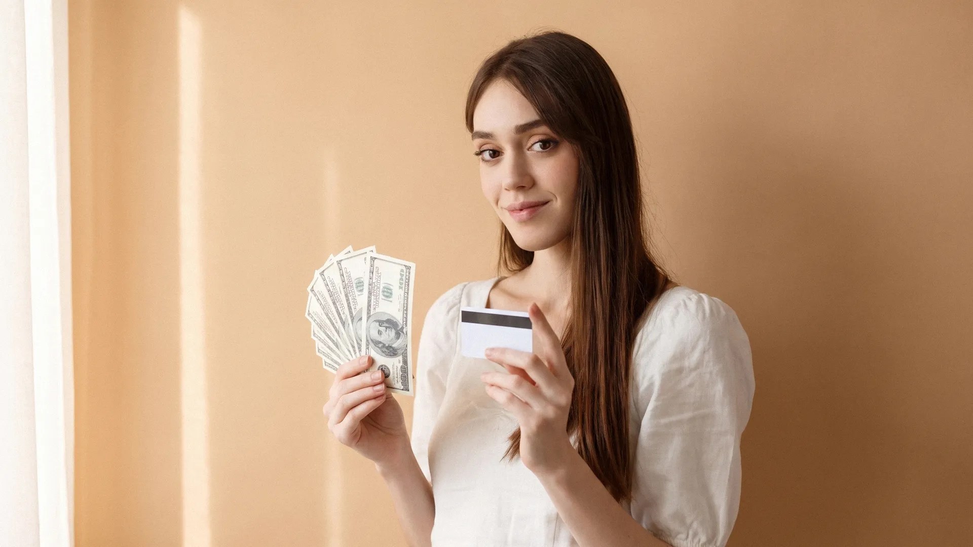 Banii în bancă sau numerar? Avantaje și Dezavantaje în Gestionarea Banilor